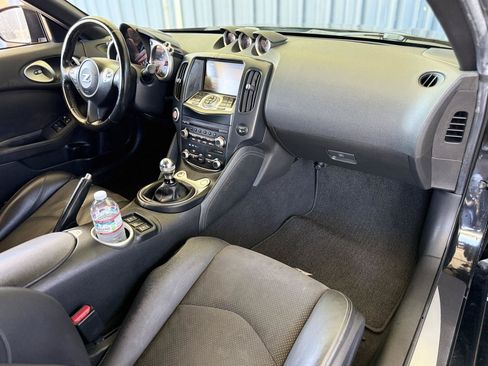 Used 2009 Nissan 370Z Touring RWD image 12