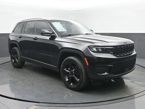 Used 2023 Jeep Grand Cherokee Altitude AWD/4WD image 7