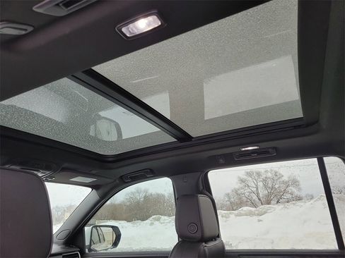 Used 2022 GMC Yukon Denali w/ Denali Premium Package image 16