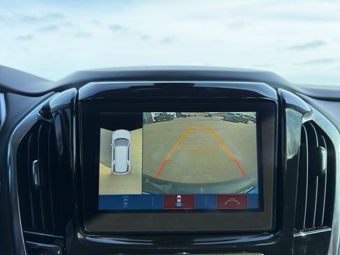 Used 2018 Chevrolet Traverse LT image 19