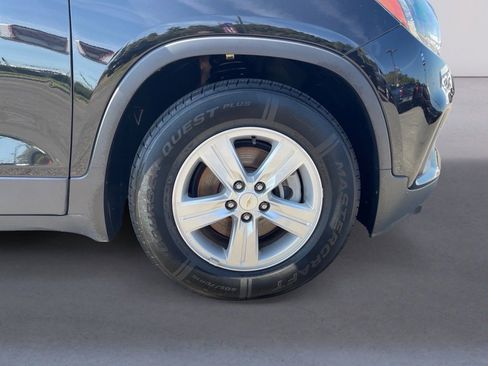 Used 2022 Chevrolet Trax LS w/ Tint and Cruise Package image 9