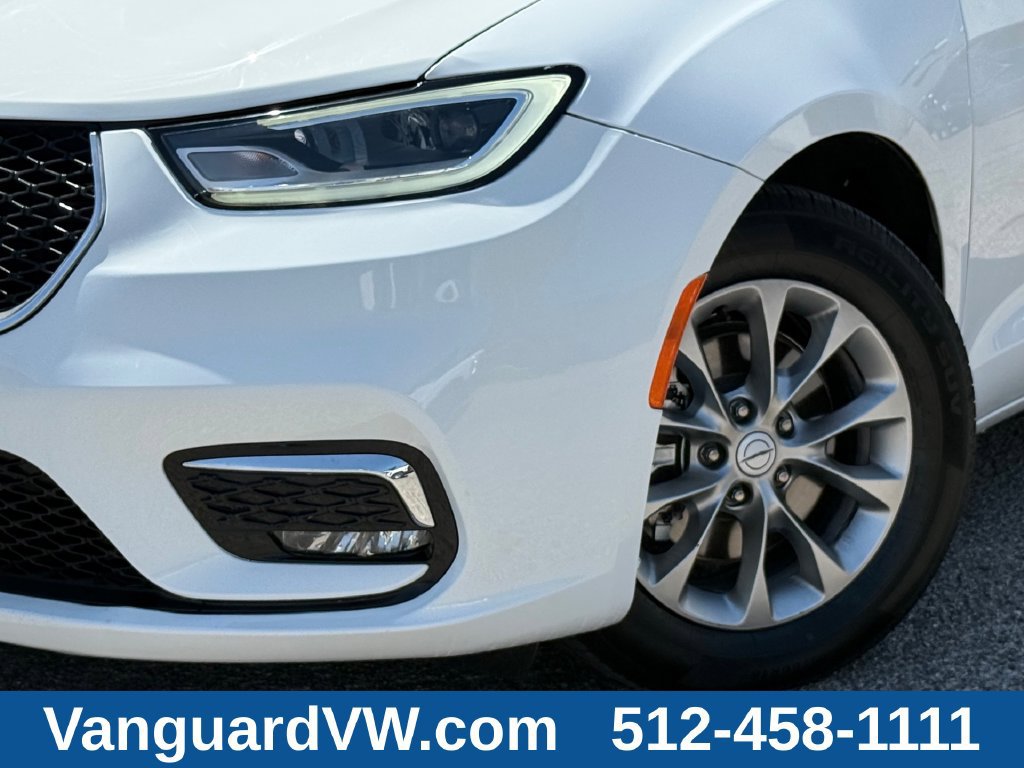 Used 2026 Chrysler Pacifica Limited FWD image 5