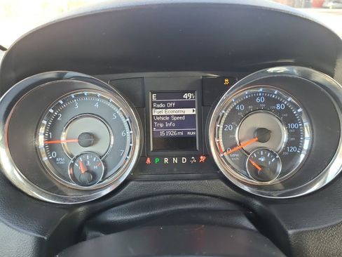 Used 2015 Chrysler Town & Country Touring image 18