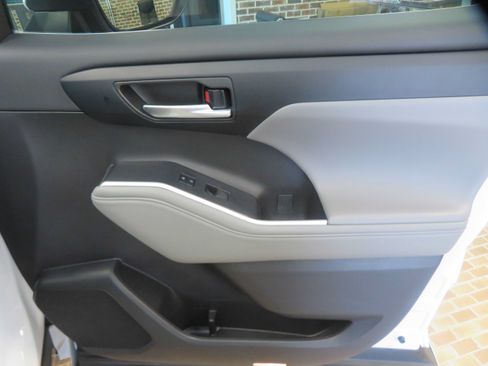 Used 2023 Toyota Highlander XLE FWD image 29