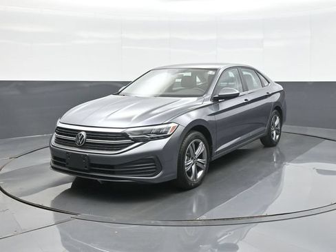 Used 2023 Volkswagen Jetta SE w/ Panoramic Sunroof Package FWD image 3