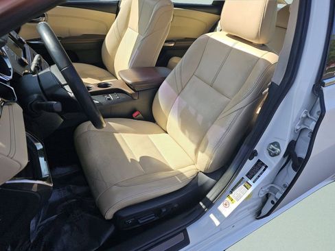 Used 2014 Toyota Avalon Limited w/ Technology Package FWD image 6