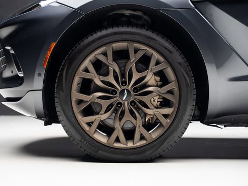 Used 2023 Aston Martin DBX AWD/4WD image 19