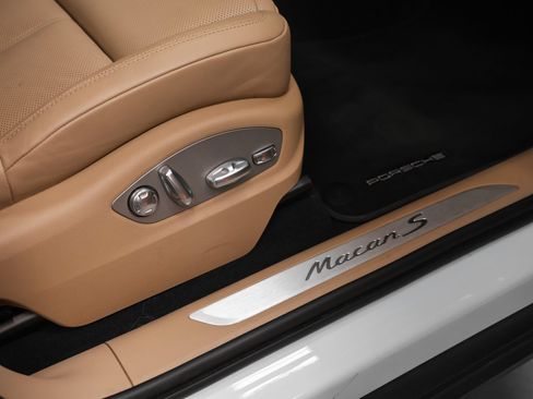 Certified 2024 Porsche Macan S AWD/4WD image 18