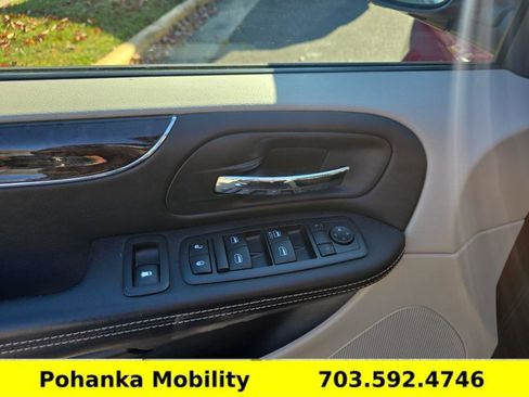 Used 2013 Chrysler Town & Country Touring image 19
