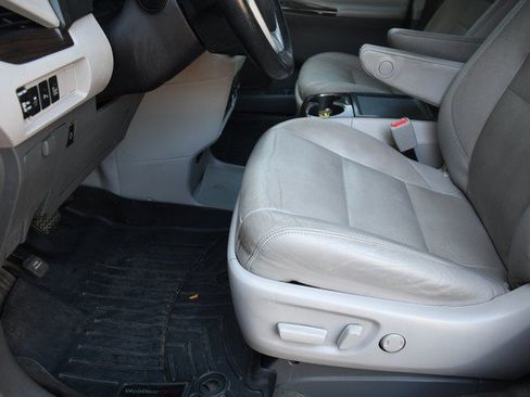 Used 2017 Toyota Sienna XLE Premium FWD image 15