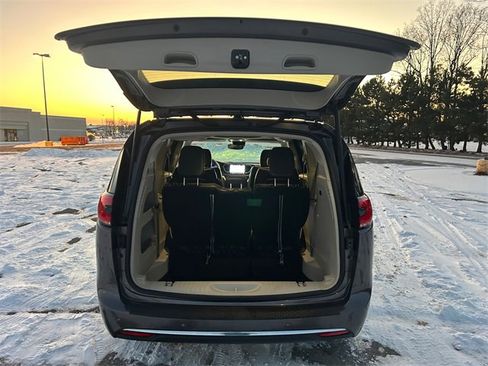 Used 2023 Chrysler Pacifica Limited image 18