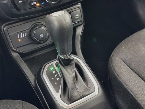 Used 2023 Jeep Renegade Latitude AWD/4WD image 19