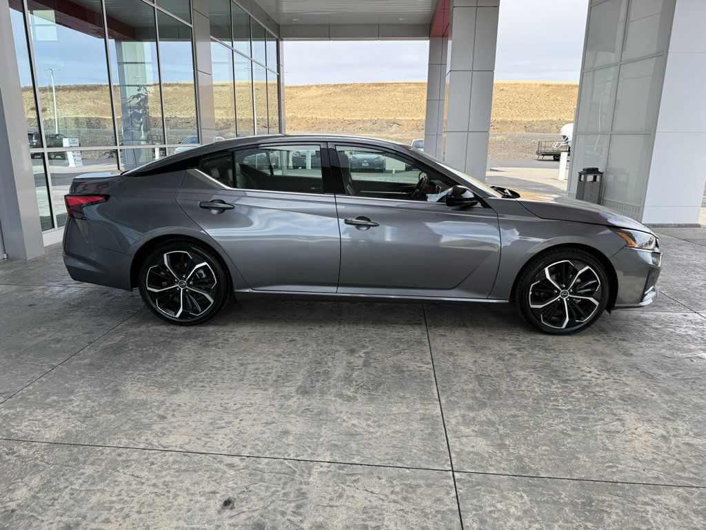Used 2024 Nissan Altima 2.5 SR FWD image 10