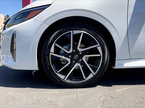 Used 2025 Nissan Sentra SR FWD image 9