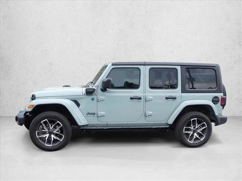 Used 2024 Jeep Wrangler Unlimited w/ Technology Group AWD/4WD image 2