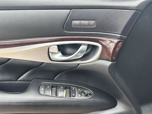 Used 2018 INFINITI Q70 Luxe image 18