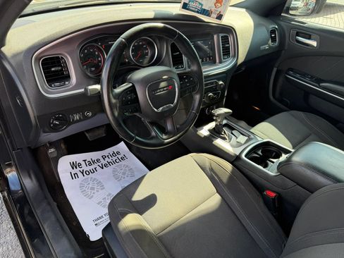 Used 2019 Dodge Charger SXT RWD image 6