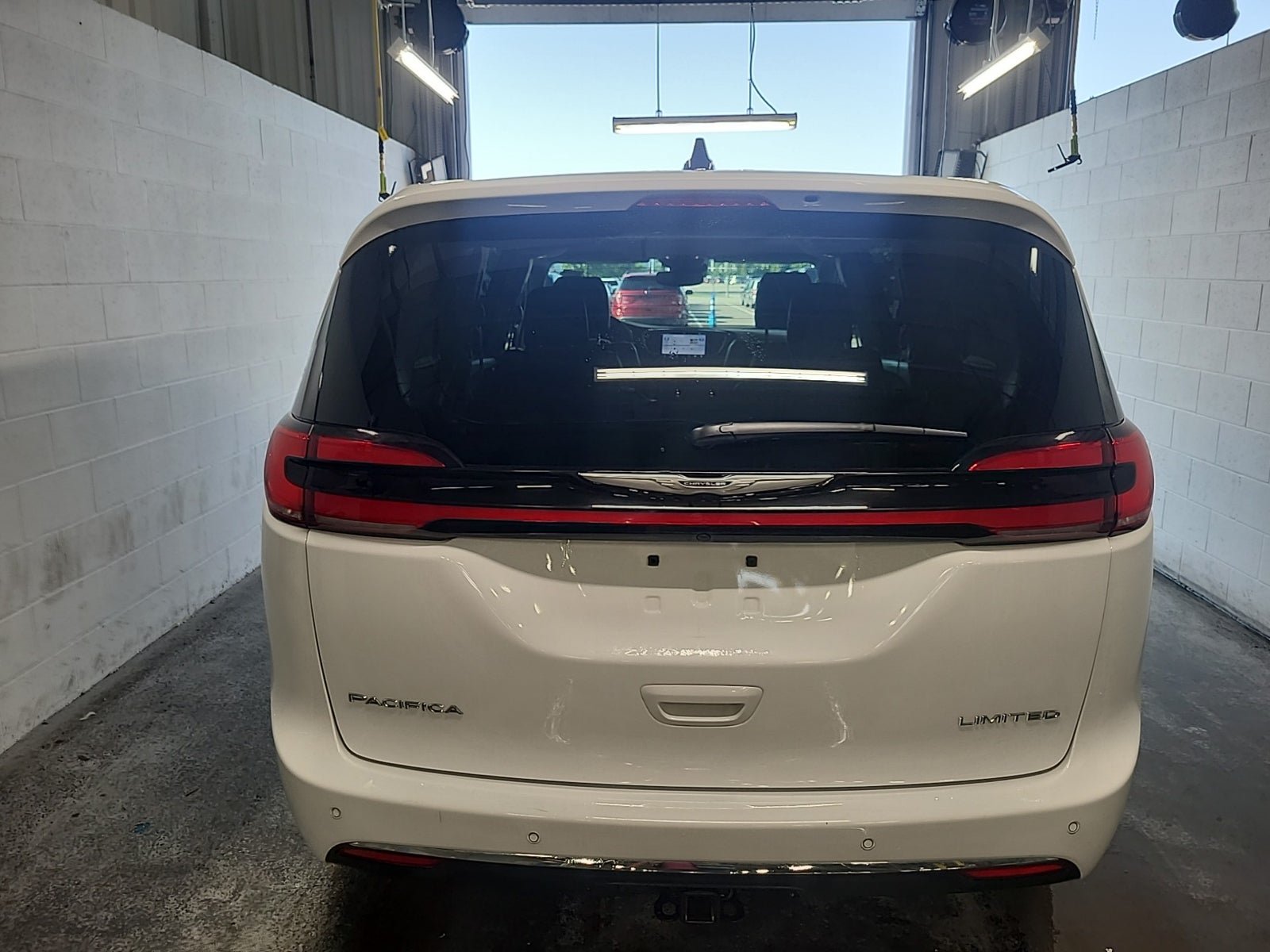 Used 2024 Chrysler Pacifica Limited w/ Trailer Tow Group FWD image 5
