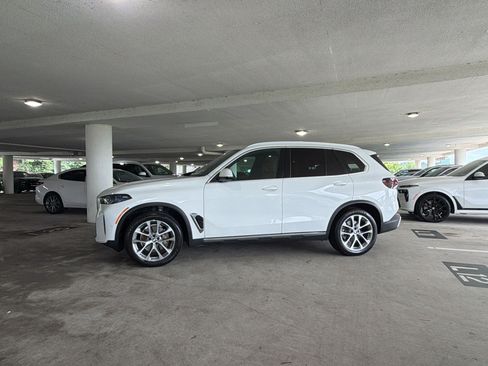 Used 2024 BMW X5 sDrive40i w/ Premium Package RWD image 2