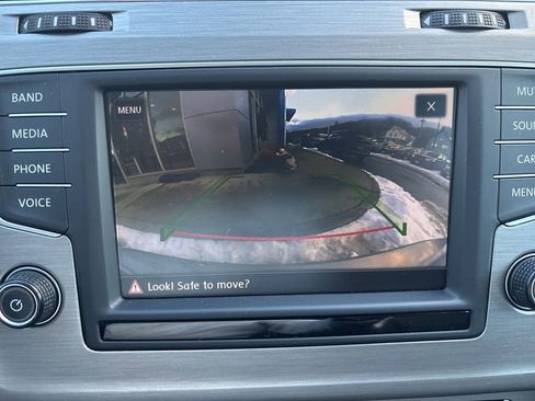 Used 2017 Volkswagen Golf SportWagen image 25