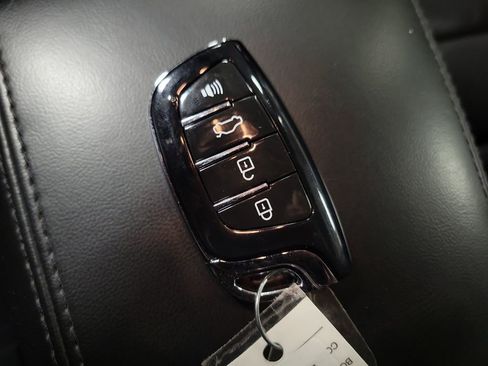 Used 2019 Jeep Grand Cherokee Limited image 16