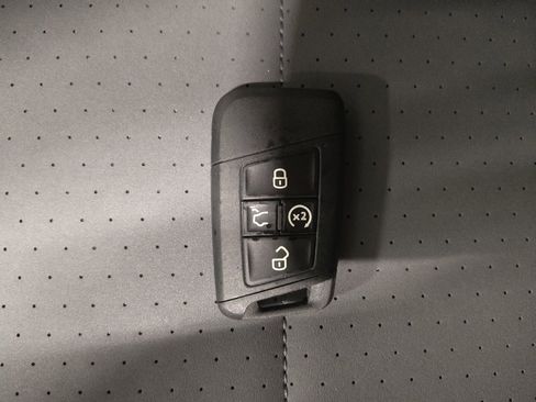 Used 2025 Volkswagen Jetta SE FWD image 32