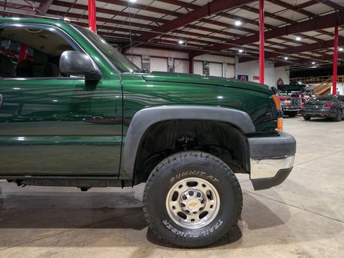 Used 2006 Chevrolet Silverado 2500 W/T w/ Snow Plow Prep Package AWD/4WD image 11
