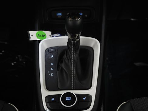 Certified 2025 Hyundai Venue Limited FWD image 19