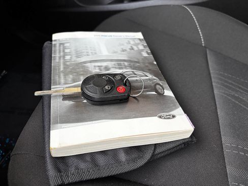 Used 2015 Ford Focus SE w/ SE Sport Package image 39