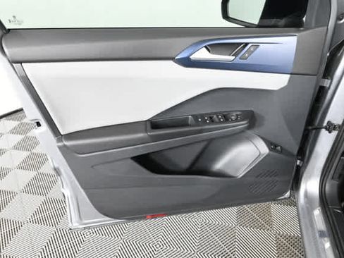 Used 2023 Volkswagen Taos SE w/ Panoramic Sunroof Package FWD image 17
