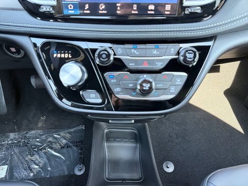New 2027 Chrysler Pacifica Select w/ Family Tech Group FWD image 11
