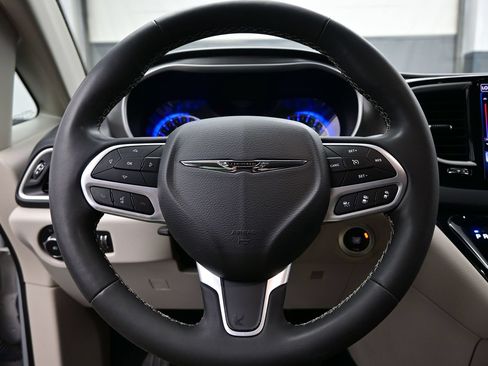 Used 2023 Chrysler Pacifica Touring-L FWD image 27