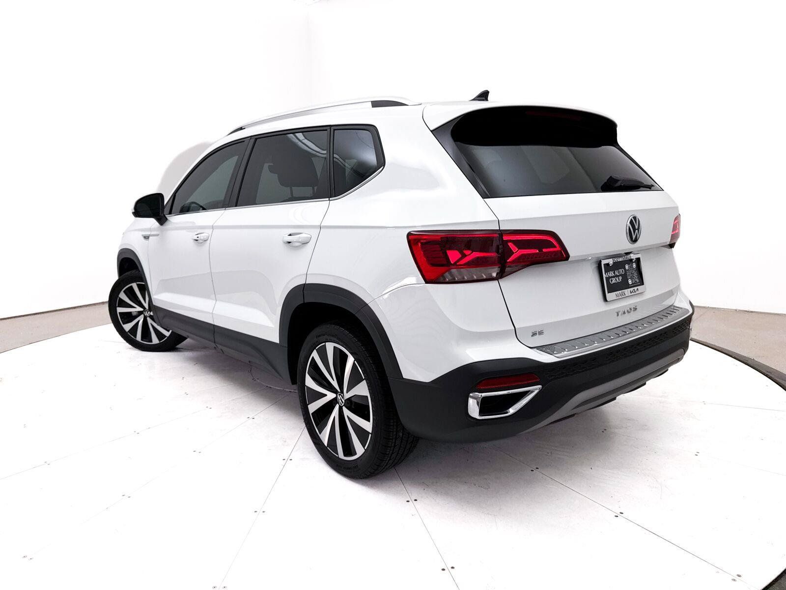 Used 2023 Volkswagen Taos SE w/ Panoramic Sunroof Package FWD image 2