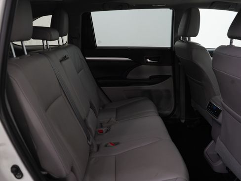 Used 2018 Toyota Highlander XLE image 12