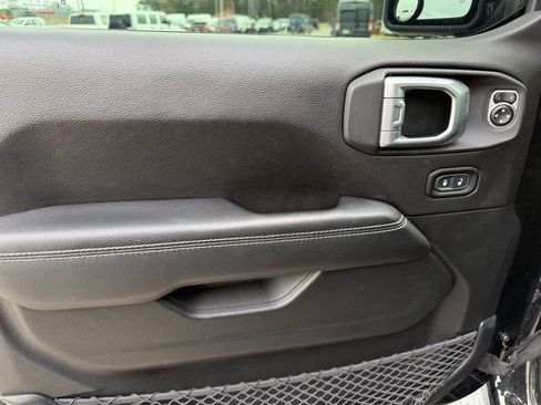 Used 2020 Jeep Wrangler Unlimited Sahara image 10