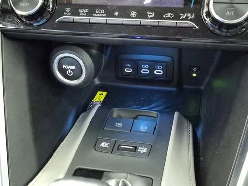 Used 2023 Toyota Venza LE image 31