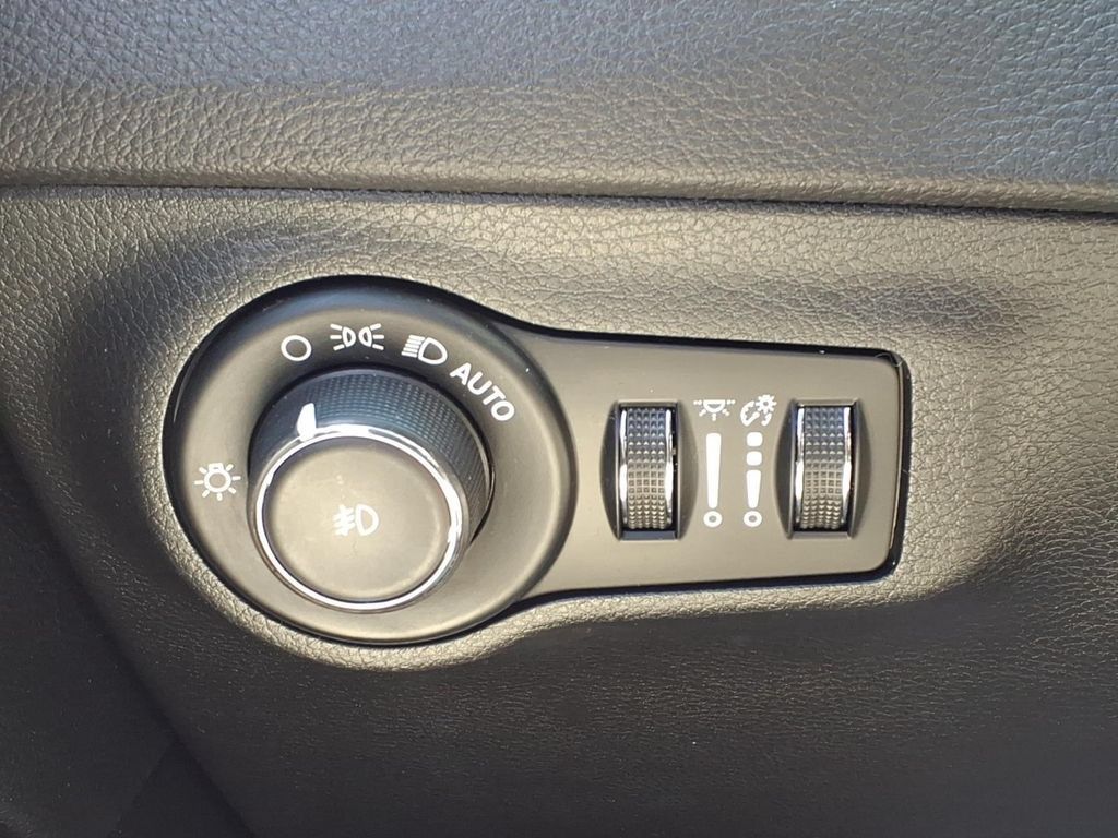 Used 2019 Jeep Compass Latitude AWD/4WD image 18