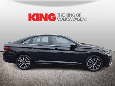 Certified 2025 Volkswagen Jetta SE w/ Sunroof Package image 4