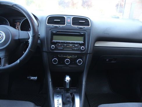 Used 2010 Volkswagen Golf 4-Door FWD image 14