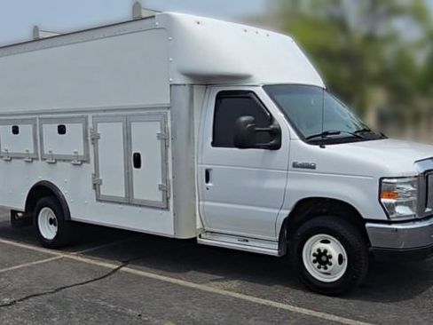 Certified 2017 Ford E-450 and Econoline 450 Super Duty w/ Power Windows & Locks Group RWD image 3