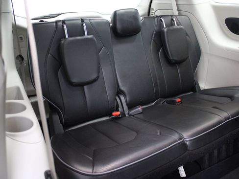 Used 2020 Chrysler Pacifica Limited FWD image 25