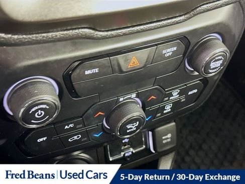 Used 2020 Jeep Renegade Latitude w/ Cold Weather Group AWD/4WD image 16