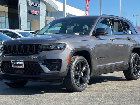 Used 2023 Jeep Grand Cherokee Laredo AWD/4WD image 9