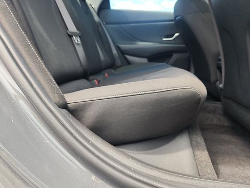 Certified 2025 Hyundai Elantra SE FWD image 30