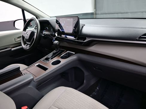 Used 2021 Toyota Sienna LE image 15