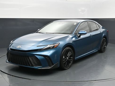 Used 2025 Toyota Camry SE FWD image 1
