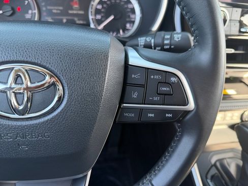 Certified 2023 Toyota Highlander XLE image 19