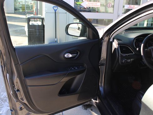 Used 2022 Jeep Cherokee Trailhawk image 32