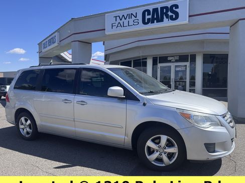 Used 2011 Volkswagen Routan SEL FWD image 1