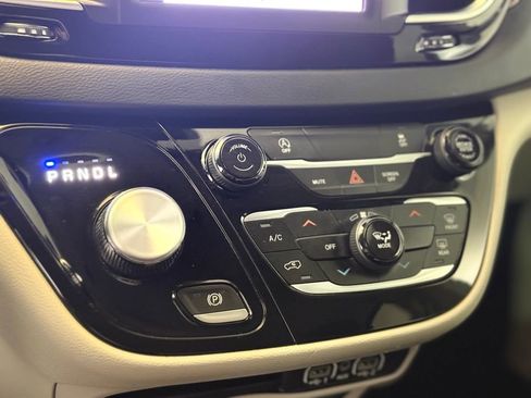 Used 2023 Chrysler Voyager LX FWD image 15